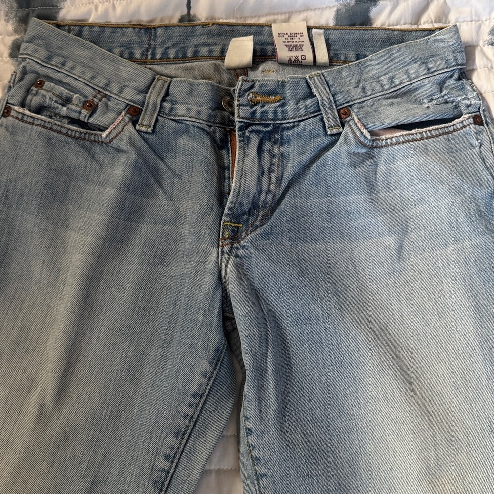 Lucky Brand Women's Light Blue Mid Rise Jeans
6/28 - Picture 2 of 8